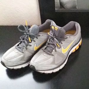 Nike Livestrong Womens Size 9.5
